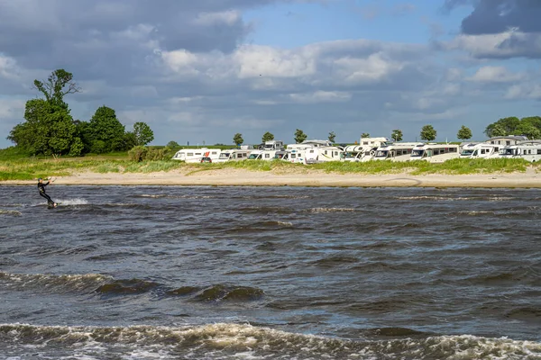 Samochody kempingowe zaparkowane przy plaży w wietrzny letni dzień. Błękitne niebo i ocean. Zdjęcie z Malmö, Szwecja — Zdjęcie stockowe