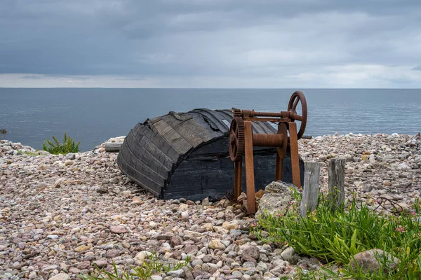 해변에 있는 오래 된 목선. — 스톡 사진
