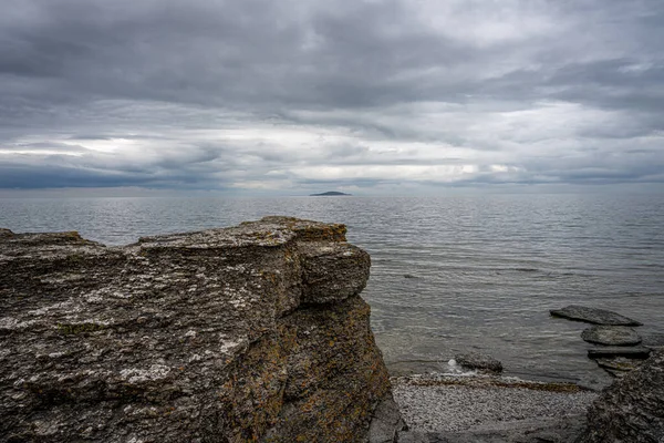 A beautiful limestone formation at a Baltic Sea coast line. A dramatic sky in the background — Stock Photo, Image