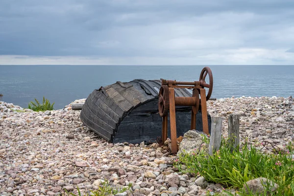 An old wooden boat on the seashore. — Stock Photo, Image