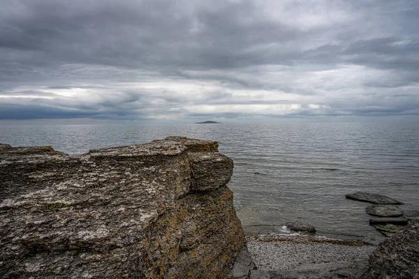 En vacker kalkstensformation vid en östersjökust. En dramatisk himmel i bakgrunden — Stockfoto