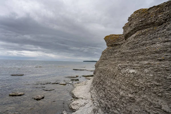 En vacker kalkstensformation vid en östersjökust. En dramatisk himmel i bakgrunden — Stockfoto