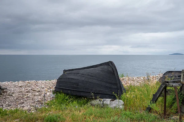 해변에 있는 오래 된 목선. — 스톡 사진
