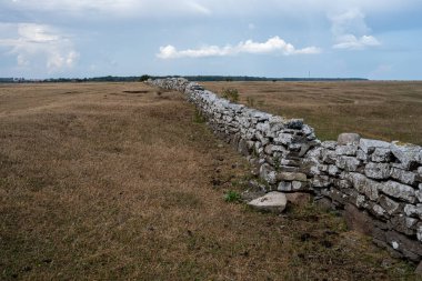 Bozkır arazisinde kireçtaşı bir duvar