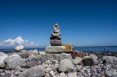 Sahilde bir yığın taş.