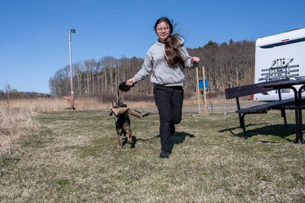 Une adolescente entraîne un chiot berger allemand — Photo