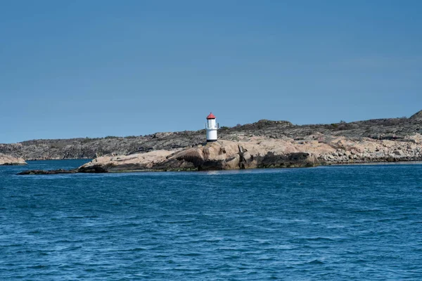 Uma foto de uma bela ilha rochosa. Oceano e céu azul no fundo — Fotografia de Stock