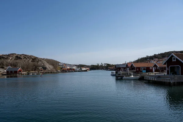 En pittoresk fiskeby på västkusten. Traditionella röda havsstugor och blå himmel — Stockfoto