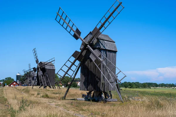 Uma linha de velhos moinhos de vento em uma planície — Fotografia de Stock