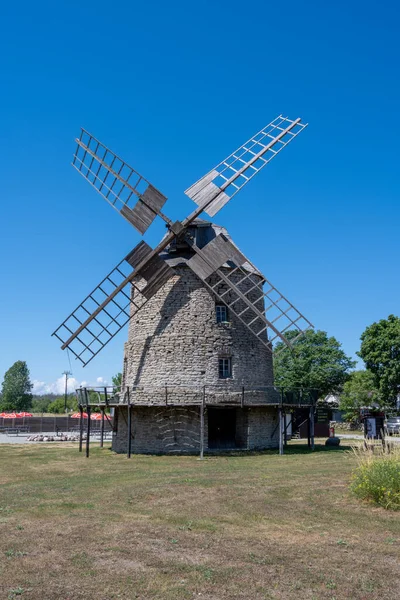 En gammal väderkvarn med blå himmel bakgrund — Stockfoto