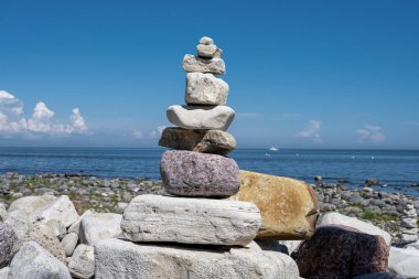 Sahilde bir yığın taş.