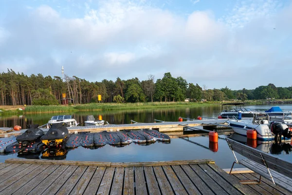 En småbåtshamn i skymningen — Stockfoto