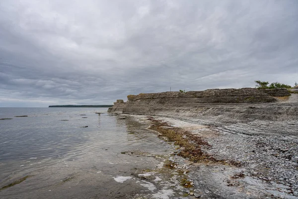 En vacker kalkstensformation vid en östersjökust. En dramatisk himmel i bakgrunden — Stockfoto