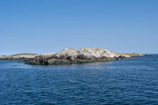 Una imagen de una hermosa isla de roca. Océano y cielo azul en el fondo —  Fotos de Stock