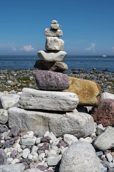 Sahilde bir yığın taş.
