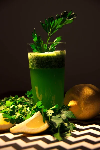 Succo Verde Disintossicazione Con Prezzemolo Limone Alimentazione Sana Concetto — Foto Stock