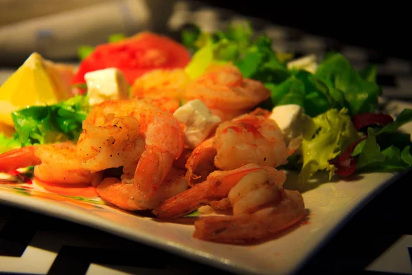 Crevettes Cuites Aux Légumes Dans Une Assiette Close — Photo