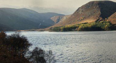 Royal Deeside 'daki Loch Muick Gölü' nün etrafında. Ballater, Aberdeenshire, İskoçya, İngiltere. Cairngorms Ulusal Parkı. İskoçya manzarası. 