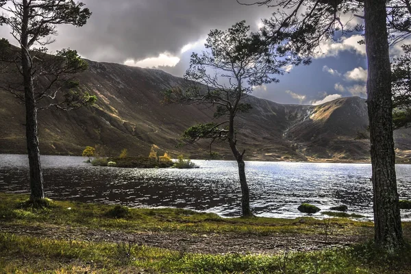 在皇家迪塞德的Loch Muick周围的路英国苏格兰 阿伯丁郡 压路人 凯恩斯国家公园 苏格兰景观 — 图库照片
