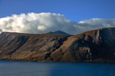Lochnagar 'ın arkası Loch Muick' ten izlendi. Royal Deeside 'da Ballater, Aberdeenshire, İskoçya, İngiltere. Cairngorms Ulusal Parkı.