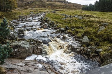Allt Darrarie, Muick Nehri 'ne akıyor. Loch Muick Gölü' nün hemen aşağısında. Ballater, Royal Deeside, Aberdeenshire, İskoçya, İngiltere