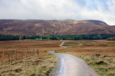 Lochnagar 'a gidiyoruz. Royal Deeside 'da Ballater, Aberdeenshire, İskoçya, İngiltere. Cairngorms Ulusal Parkı.