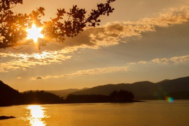 Kentalen 'deki Linnhe Gölü' nde günbatımı. Argyll ve Bute, İskoçya, İngiltere. 