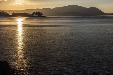 Kentalen 'deki Linnhe Gölü' nde günbatımı. Argyll ve Bute, Highlands, İskoçya, İngiltere. 