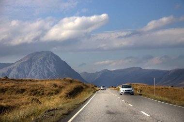 Highlands, İskoçya 'da Glencoe yakınlarında A82 yolu.