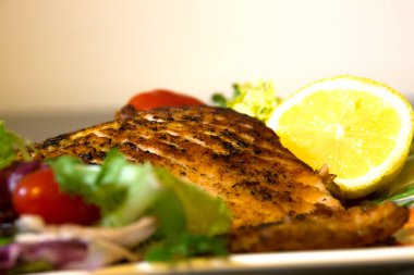 Tabakta sebzeyle ızgara somon yemeye hazır. Sağlıklı yeme kavramı.