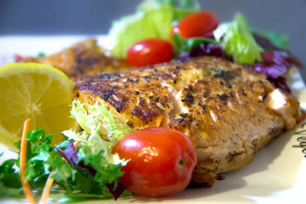 Fertig Gegrillten Lachs Mit Gemüse Einem Teller Essen Konzept Der — Stockfoto