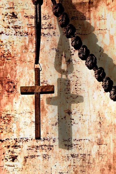 Cruz Madera Con Cuentas Rosario Pared Iglesia Fondo Grunge —  Fotos de Stock