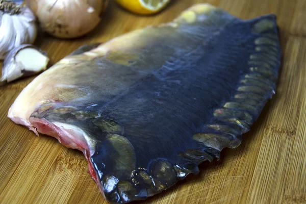 Fillet Ikan Mas Segar Mentah Dengan Sayuran Atas Papan Potong — Stok Foto