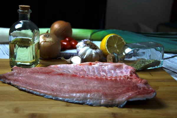 Filetto Carpa Fresco Crudo Con Verdure Tagliere Cibo Biologico Base — Foto Stock