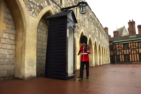 Windsor, Berkshire, İngiltere - Kraliçe 'nin Muhafızları Windsor Kalesi' nin dışında. İngiliz Kraliyet Muhafızları. 