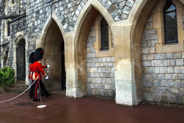 Windsor, Berkshire, İngiltere - Kraliçe 'nin Muhafızları Windsor Kalesi' nin dışında. İngiliz Kraliyet Muhafızları. 