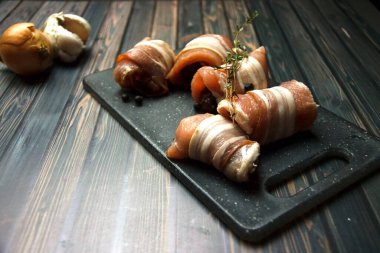 Çiğ domuz pastırmalı dürüm. Aşçılık geçmişi. Yemek hazırlama..