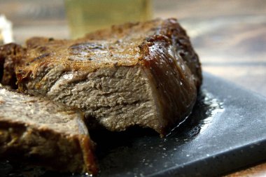 Kızarmış sığır eti. Yakın plan..