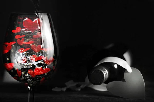 San Valentino Sfondo Amore Con Bicchiere Vino Con Cuori Bottiglia — Foto Stock