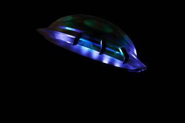 UFO. Tanımlanamayan Uçan Nesne siyah arkaplanda izole edildi.