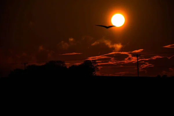 Krásný Západ Slunce Nad Krajinou Dramatická Obloha Sluncem Mraky — Stock fotografie