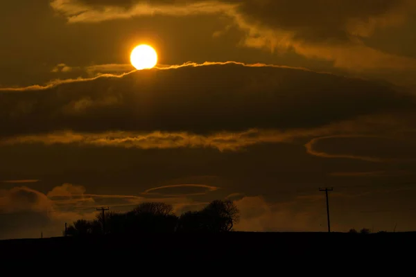 Auringonlasku Pilvet Peittävät Maaseudun — kuvapankkivalokuva