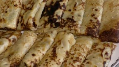 Geleneksel Rus blini. Krepler. Krep haftası. Maslenitsa, Büyük Perhiz 'den bir hafta önce kutlanan geleneksel bir Doğu Slav bayramıdır.. 