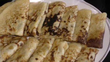 Geleneksel Rus blini. Krepler. Krep haftası. Maslenitsa, Büyük Perhiz 'den bir hafta önce kutlanan geleneksel bir Doğu Slav bayramıdır.. 