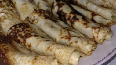 Geleneksel Rus blini. Krepler. Krep haftası. Maslenitsa, Büyük Perhiz 'den bir hafta önce kutlanan geleneksel bir Doğu Slav bayramıdır.. 