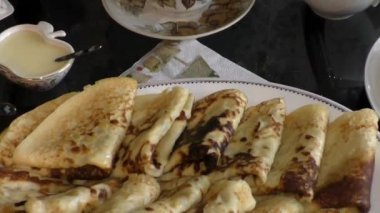 Geleneksel Rus blini. Krepler. Krep haftası. Maslenitsa, Büyük Perhiz 'den bir hafta önce kutlanan geleneksel bir Doğu Slav bayramıdır.. 