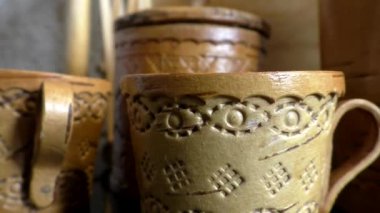 Bardaklar, şeker kasesi ve su ısıtıcısı. Huş ağacından mutfak eşyaları. Rusya 'nın halk gemisi. Geçmişe dönüş. Birch kabuğundan elde edilen ürünler çoğu toplum tarafından çömlek icat edilmeden çok önce üretilmiştir.. 