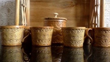 Bardaklar, şeker kasesi ve su ısıtıcısı. Huş ağacından mutfak eşyaları. Rusya 'nın halk gemisi. Geçmişe dönüş. Birch kabuğundan elde edilen ürünler çoğu toplum tarafından çömlek icat edilmeden çok önce üretilmiştir.. 