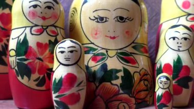 Matrioshka-Rus katlama bebeği, içinde daha küçük boyutlarda bebekler bulunan ahşaptan yapılmıştır. Semenovskaya matryoshka parlak boyalı, siyah saçlı, kafasında bir mendil.