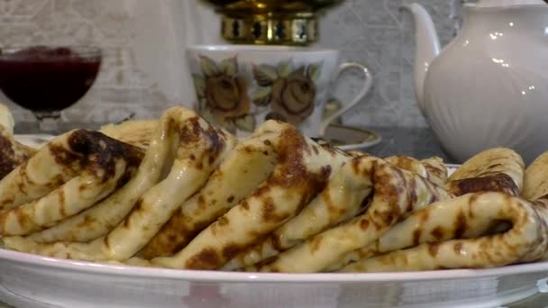 传统的俄国布里尼 煎饼松饼周 Maslenitsa是东斯拉夫人的传统节日 在大斋月前的一周庆祝 — 图库视频影像